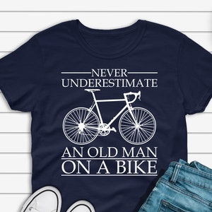 Never Underestimate an Old Man On a Bike Shirt, Cycling T-shirt for Men, Cycling Dad Gift, Cycling Grandpa Cyclist Father&#39;s Day Unisex Tee