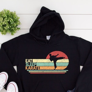 Chemise de karaté Eat Sleep, sweat à capuche de karaté, cadeau de karaté, vêtements d’amant de karaté, sweat-shirt à capuche unisexe Heavy Blend