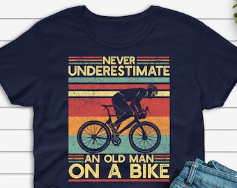 Unterschätzen Sie niemals einen alten Mann auf einem Fahrrad-Shirt, Radsport-T-Shirt für Männer, Radsport-Vater-Geschenk, Radsport-Großvater-Radfahrer-Vatertag Unisex-T-Shirt