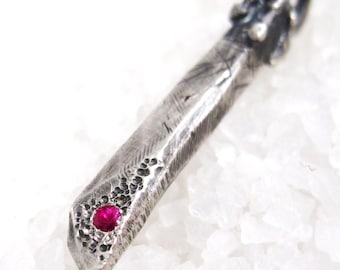 Colgante rústico brutalista de plata cristal rojo rubí
