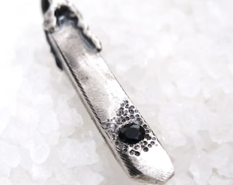 Colgante rústico para hombre con cristal de zafiro negro y plata.