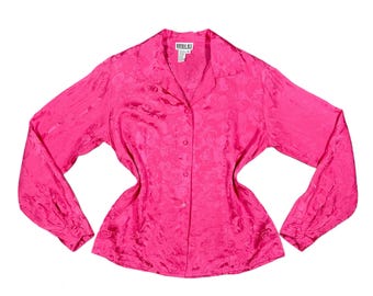 Blusa femenina de manga larga, cuello y estampado floral jacquard en rosa fucsia 100% seda.