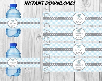 Op de afbeelding: Blauwe en grijze babyborrel-waterfleslabels met een schattig olifantendesign. De labels zeggen "Het is een jongen!" en "Welkom kleine pinda".