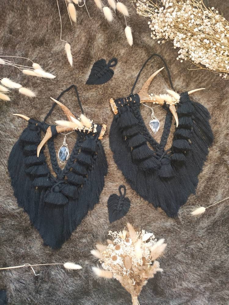 Macramé Noir sur Bois de Chevreuil, Pendentif en Fil Cuivre Argenté Merlinite/Opale Dendritique