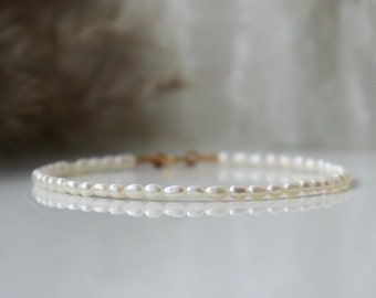Delicada pulsera de perlas de agua dulce color marfil de 1,5-2 mm en plata de ley