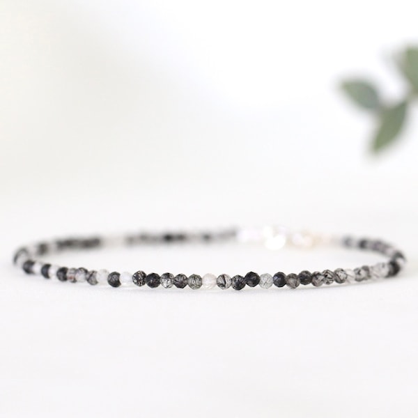 Rutielkwartsarmband, kleine zwart-witte edelsteenarmband, 2 mm-kraal, delicate rutielkwartssieraden, kwartskristalsieraden