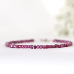 Äkta rubinarmband • Gåva till 40-årsjubileum • 2 mm kubpärlor i ädelsten • Födelsesten i juli • Passion • Vitalitet • Minimalistisk