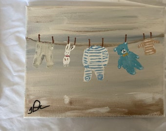 ropa de bebé niño en la línea