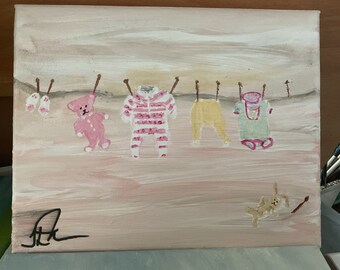 Ropa de bebé en la línea