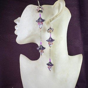 Orecchini pendenti, viola/lavanda/fucsia, spettacolari, in vetro, in vetro artistico, floreali. #22.