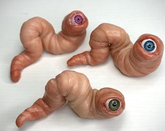 Figura de gusano hecha a mano en arcilla polimérica – Criatura peculiar, elige el color de los ojos.