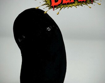 El frijol más negro del mundo: escultura de una criatura de frijol completamente negra: extraña rareza hecha a mano con arcilla polimérica.