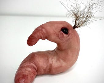 Criatura hecha a mano en arcilla polimérica: arte peculiar, escultura de gusano inquietante, objeto de colección de terror surrealista.