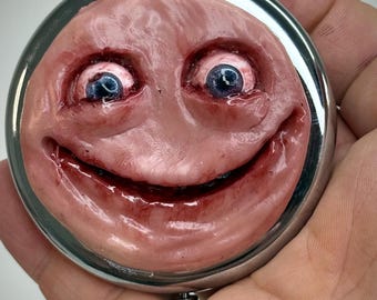 Espejo de bolsillo hecho a mano con rostro esculpido. Espejo compacto espeluznante. Regalo extraño.