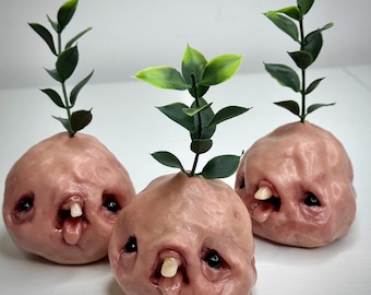 Sprout Nugget – Extraña escultura de criatura hecha a mano con arcilla polimérica – Rareza vegetal espeluznante