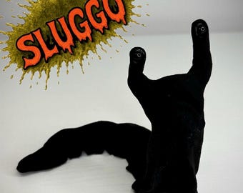 La babosa más negra del mundo: escultura de una criatura babosa ultranegra: extraña rareza hecha a mano con arcilla polimérica.
