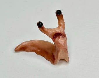 Micro Sluggo – Escultura de criatura grotesca en miniatura con forma de babosa