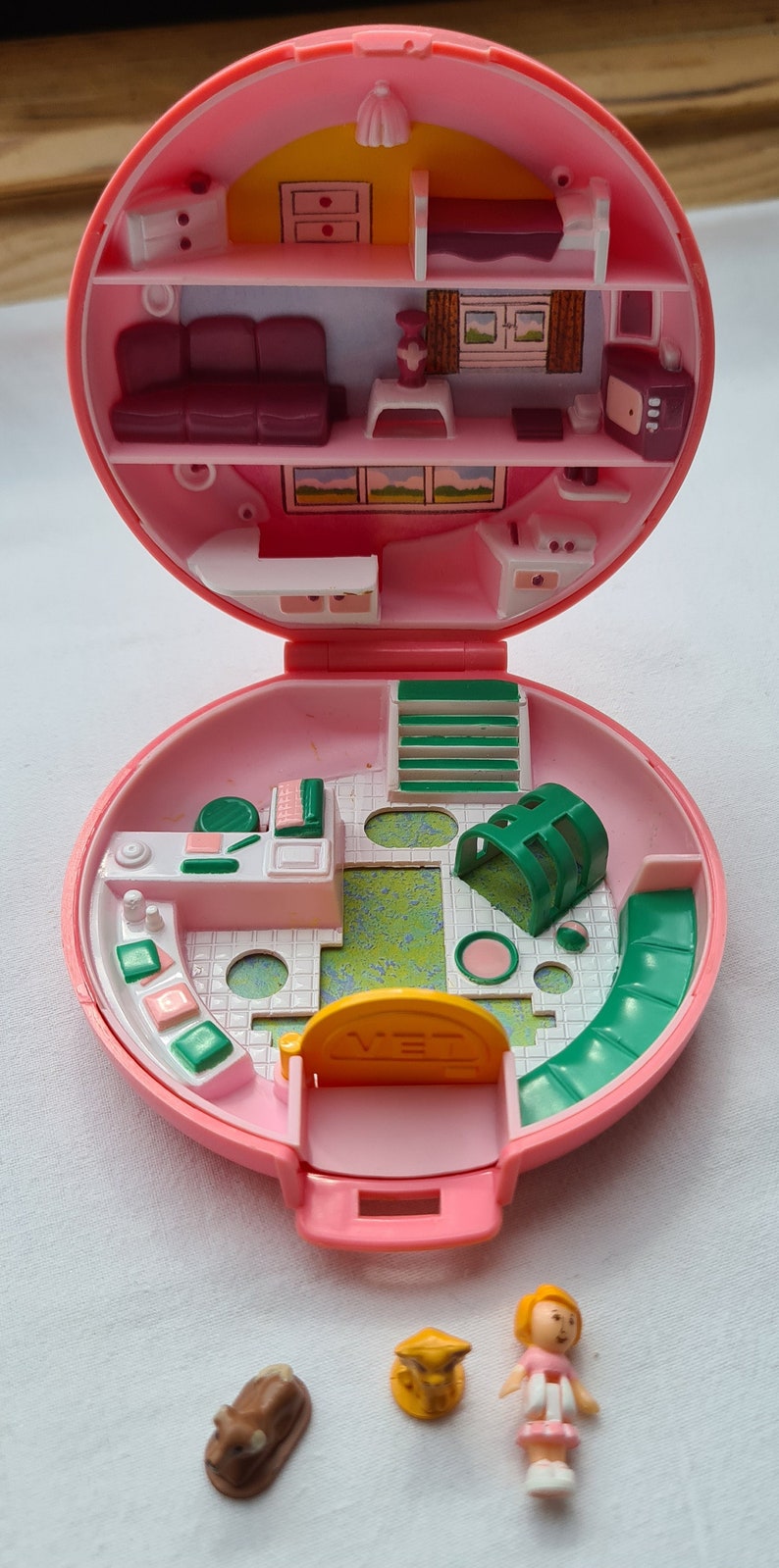Vintage 1989 Bluebird Polly Pocket Button's Animal Hospital compact