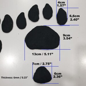 Puede incluir: Plantillas de huellas de patas negras con medidas en pulgadas y cent&iacute;metros. Las plantillas est&aacute;n hechas de un material grueso y texturizado. Grosor: 6 mm / 0,23"