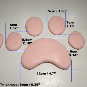 K&ouml;nnte beinhalten: Rosa Silikon-Pfotenabdruckformen zum Basteln. Das Set enth&auml;lt vier Formen: einen gro&szlig;en Pfotenabdruck, einen kleinen Pfotenabdruck und zwei runde Pfotenabdr&uuml;cke. Die Formen sind 9 mm dick.