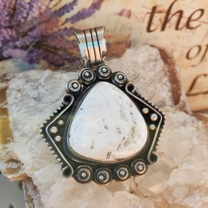 Colgante artesanal de plata esterlina mate con piedra de búfalo blanco sagrado del artista navajo G Spencer