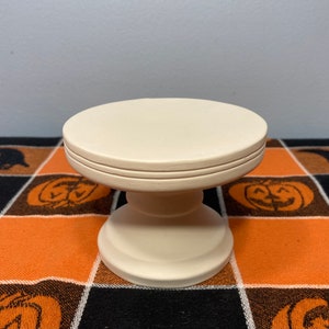 Pedestal pequeño de cerámica sin pintar