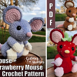 Può includere: Schema di uncinetto per un topo e un topo fragola. Lo schema è disponibile per il download in PDF. Il topo è di colore blu chiaro con orecchie rosa e zampe bianche. Il topo fragola è rosso con una foglia verde in cima e orecchie e zampe rosa.