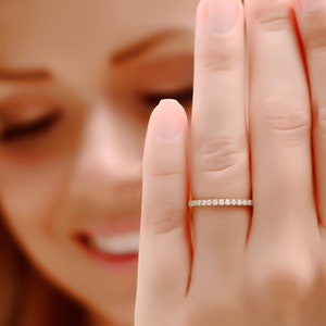14k Gelb Gold Ehering, Eternity Ring, Ehering Diamant, zierlicher Ring, Stapelring, Goldring, Simulierter Diamant Goldring
