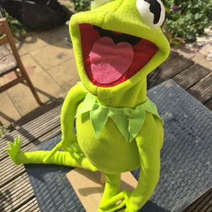 Kermit the frog tribute puppet