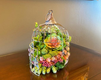 Jaula de aves con decoración suculenta, pieza central suculenta falsa, arreglo de jaula de aves, suculenta falsa, disposición de la mesa, decoración del hogar.