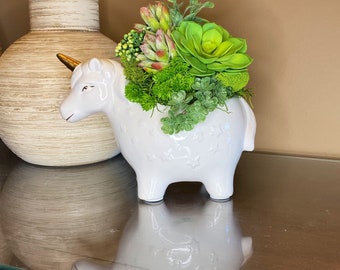 Unicornio cerámico con suculentas sintéticas, unicornio, decoración suculenta, disposición suculenta.