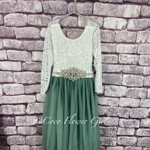 Drei Viertel Ärmel Klassischer Boho-Stil Lange Länge Spitze Blumenmädchen Brautjungfer Kleid Salbeigrün Rustikale Boho-Wunderland-Hochzeit Bild 6