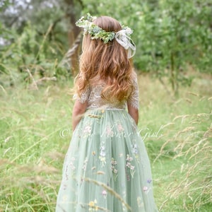 Charmante robe de demoiselle d&#39;honneur en tulle brodé floral vert sauge avec dentelle pour mariage rustique
