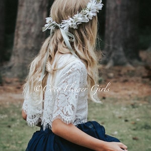 Hermosa blusa corta de encaje de niña de las flores y falda de tul de princesa de capas largas, vestido estilo boho, vestido boho azul marino imagen 3