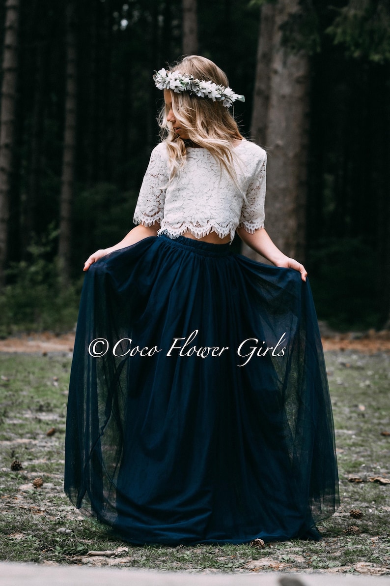 Hermosa blusa corta de encaje de niña de las flores y falda de tul de princesa de capas largas, vestido estilo boho, vestido boho azul marino imagen 1