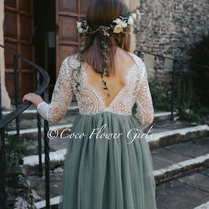 Drei Viertel Ärmel Klassischer Boho-Stil Lange Länge Spitze Blumenmädchen Brautjungfer Kleid Salbeigrün Rustikale Boho-Wunderland-Hochzeit Bild 2