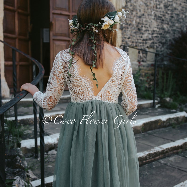 Drei Viertel Ärmel Klassischer Boho-Stil Lange Länge Spitze Blumenmädchen Brautjungfer Kleid Salbeigrün Rustikale Boho-Wunderland-Hochzeit Bild 2