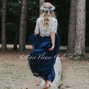 Hermosa blusa corta de encaje de niña de las flores y falda de tul de princesa de capas largas, vestido estilo boho, vestido boho azul marino imagen 2