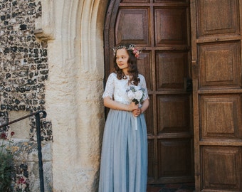Elegantes Boho Blumenmädchen Spitzen Crop Top und Tüllrock Set in Silbergrau