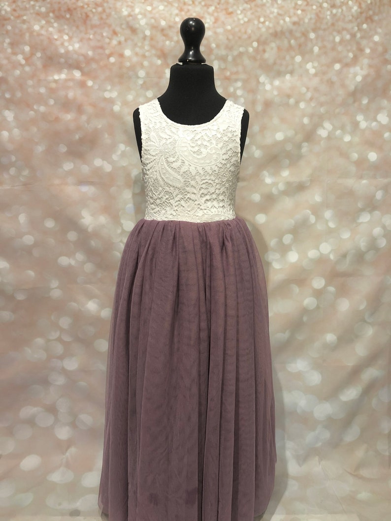 Puede incluir: Un corpi&ntilde;o de encaje blanco con una falda de tul malva. El vestido est&aacute; en un maniqu&iacute;.