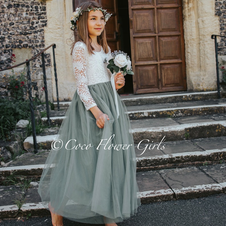 Drei Viertel Ärmel Klassischer Boho-Stil Lange Länge Spitze Blumenmädchen Brautjungfer Kleid Salbeigrün Rustikale Boho-Wunderland-Hochzeit Bild 1