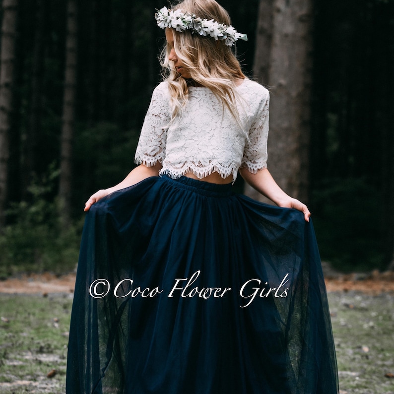 Hermosa blusa corta de encaje de niña de las flores y falda de tul de princesa de capas largas, vestido estilo boho, vestido boho azul marino imagen 4