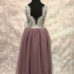 Puede incluir: Un vestido maxi de tul malva con un corpi&ntilde;o de encaje blanco y una espalda en V profunda.