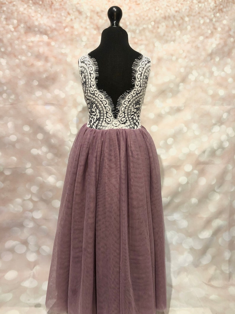 Puede incluir: Un vestido maxi de tul malva con un corpi&ntilde;o de encaje blanco y una espalda en V profunda.