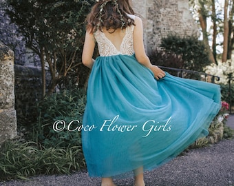 Hermoso vestido de novia bohemio de niña de las flores, largo, en azul verdoso y verde, con faja de diamantes opcional, estilo rústico para boda.