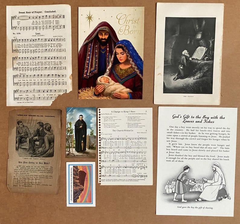 K&ouml;nnte beinhalten: Eine Sammlung religi&ouml;ser Papier-Ephemera, darunter Liedbl&auml;tter mit Notenschrift, ein Krippendruck mit dem Text Christ is Born, eine schwarz-wei&szlig;e Illustration eines M&ouml;nchs, eine Erz&auml;hlkarte &uuml;ber Brot und Fische sowie kleine Karten.