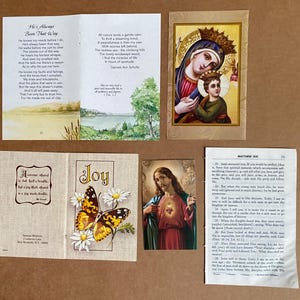 K&ouml;nnte beinhalten: Eine Sammlung von vier religi&ouml;sen Papierartikeln, darunter zwei Faltkarten mit Gedichten und Schriftstellen, ein goldgerahmter Druck von Maria mit Kind und eine kleine Karte mit dem Heiligsten Herzen Jesu neben einer Seite aus Matth&auml;us XIX.