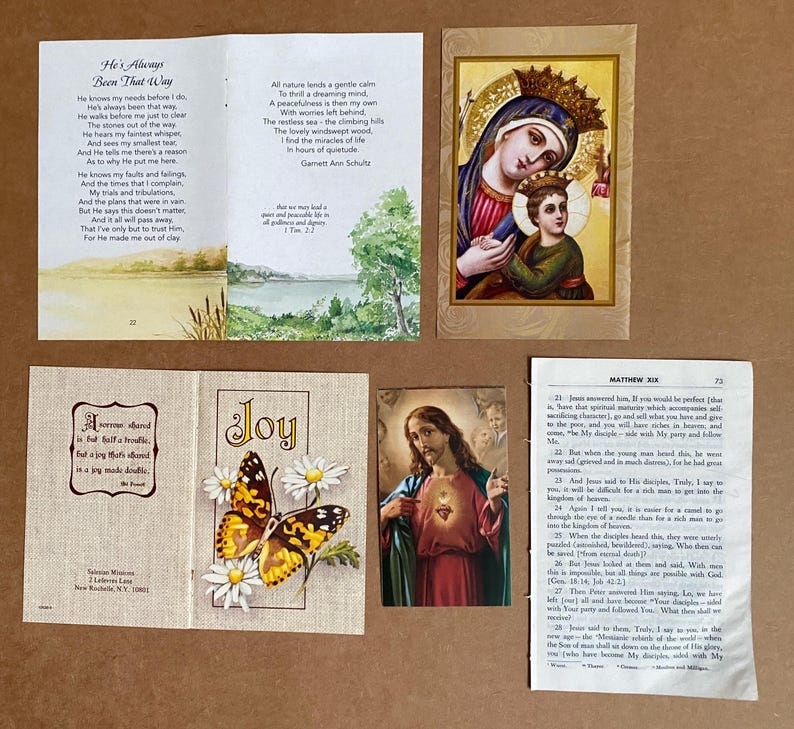 K&ouml;nnte beinhalten: Eine Sammlung von vier religi&ouml;sen Papierartikeln, darunter zwei Faltkarten mit Gedichten und Schriftstellen, ein goldgerahmter Druck von Maria mit Kind und eine kleine Karte mit dem Heiligsten Herzen Jesu neben einer Seite aus Matth&auml;us XIX.