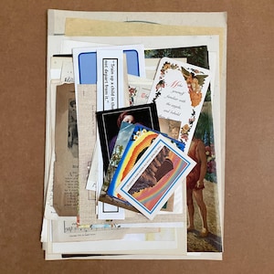 K&ouml;nnte beinhalten: Eine Sammlung verschiedener Papier-Ephemera, darunter religi&ouml;se Karten im Vintage-Stil, bedruckte Lesezeichen mit Text wie Train up a child in the way he should go sowie verschiedene Illustrationen mit Figuren, Landschaften und bunten Regenb&ouml;gen.