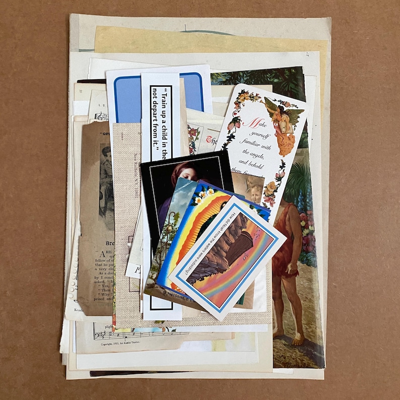 K&ouml;nnte beinhalten: Eine Sammlung verschiedener Papier-Ephemera, darunter religi&ouml;se Karten im Vintage-Stil, bedruckte Lesezeichen mit Text wie Train up a child in the way he should go sowie verschiedene Illustrationen mit Figuren, Landschaften und bunten Regenb&ouml;gen.